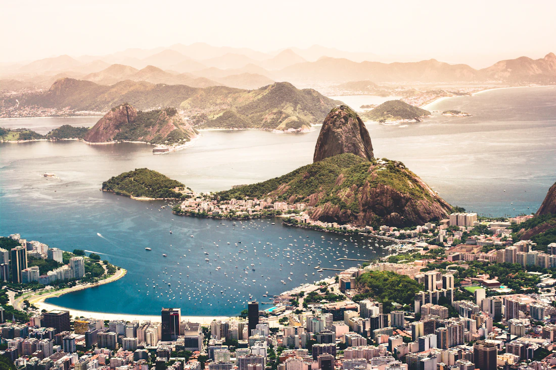 Vista aérea do Rio de Janeiro junto ao mar