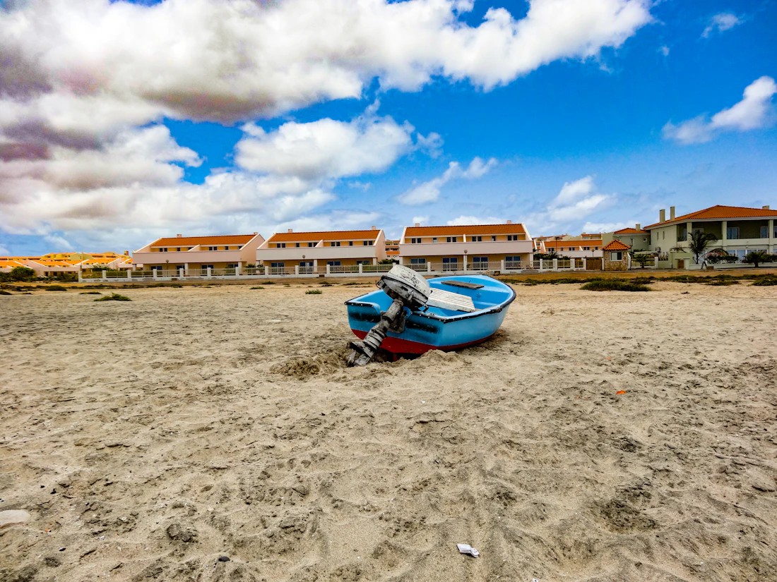 Barco colorido numa praia de Cabo Verde