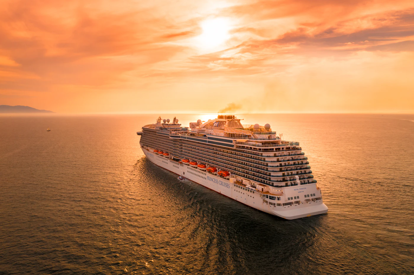 Navio de cruzeiro no mar ao pôr do sol