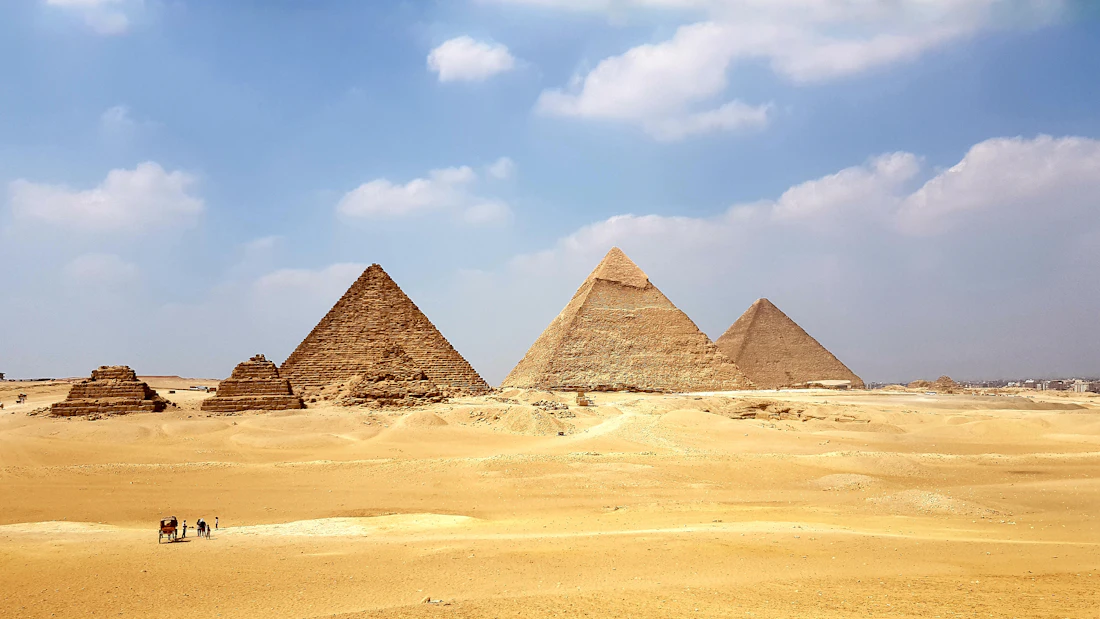Pirâmide no deserto do Egipto