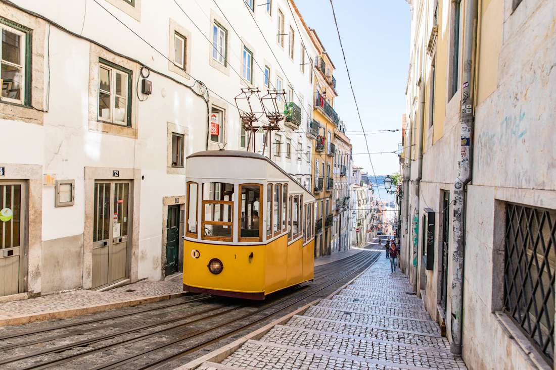 Elétrico amarelo numa rua de Lisboa