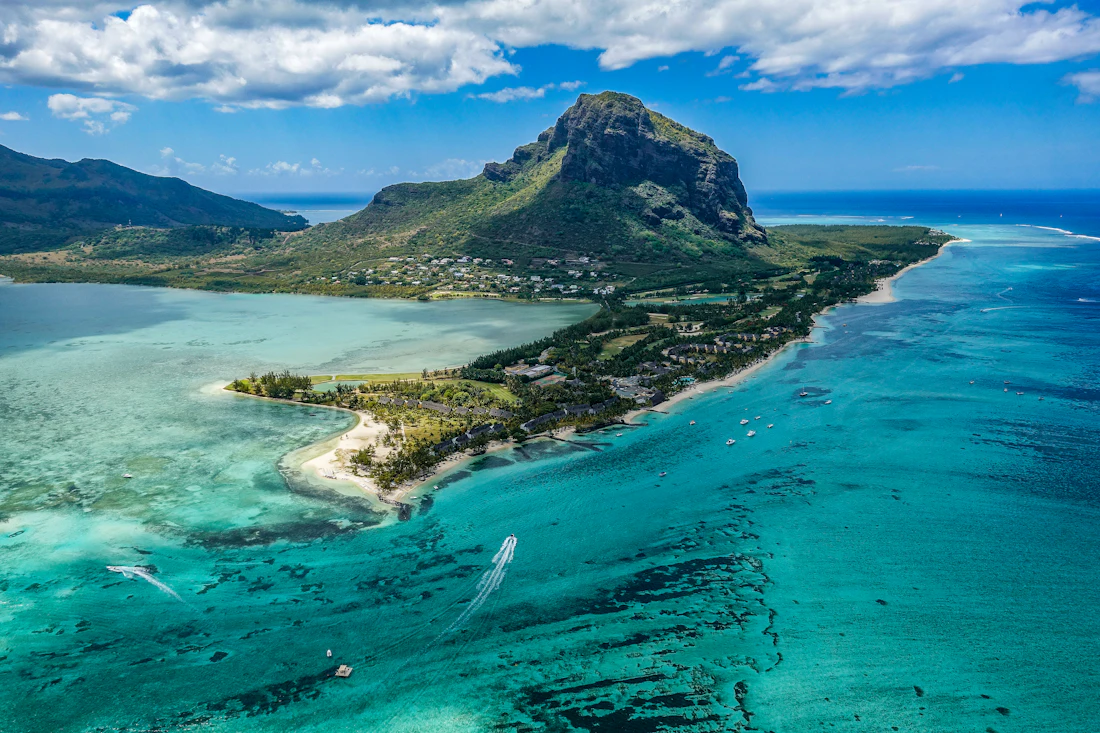 Vista aérea de uma ilha tropical nas Maurícias