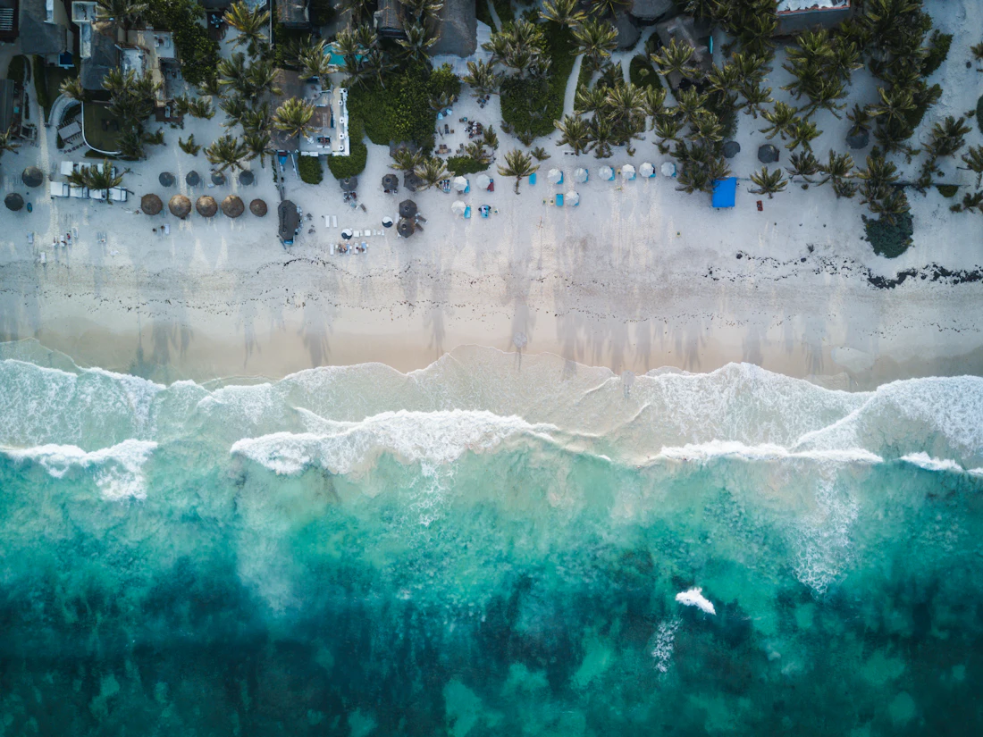 Costa de águas turquesa no México, vista do ar