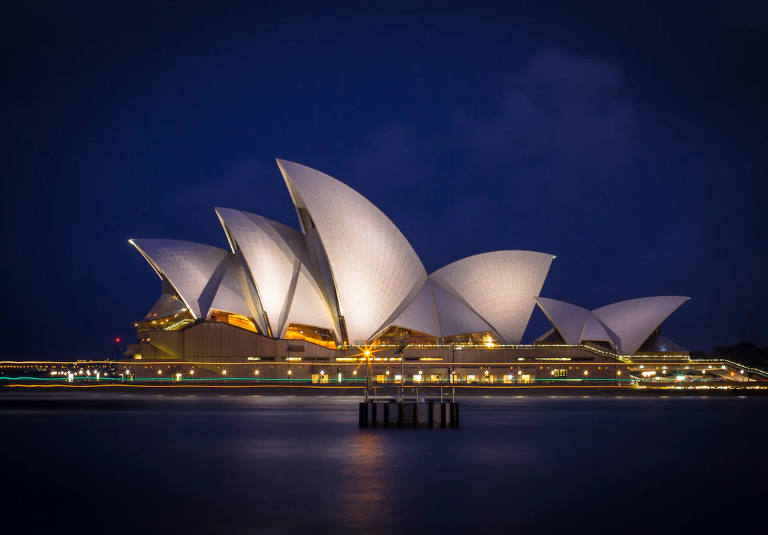 Ópera de Sydney junto à baía