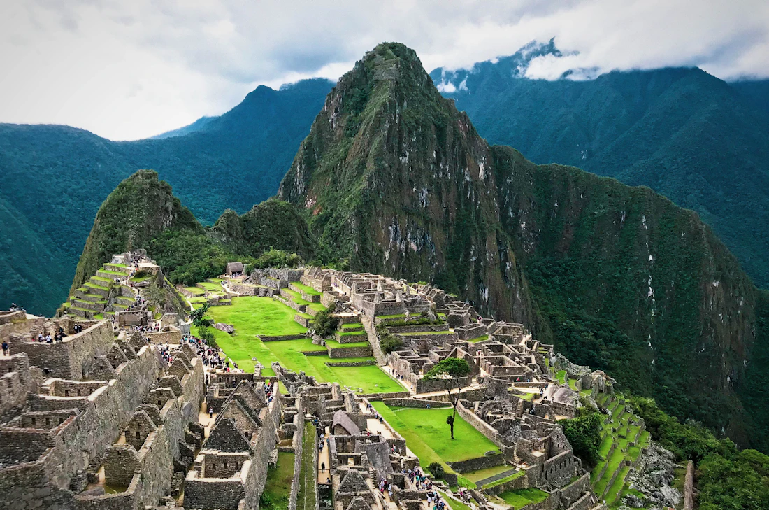 Ruínas de Machu Picchu entre montanhas verdes, no Peru